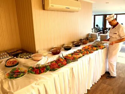 Town Palace 호텔 3*